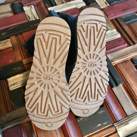 UGG Suede Lo Pro Short Perf EUC - Picture 5 of 6